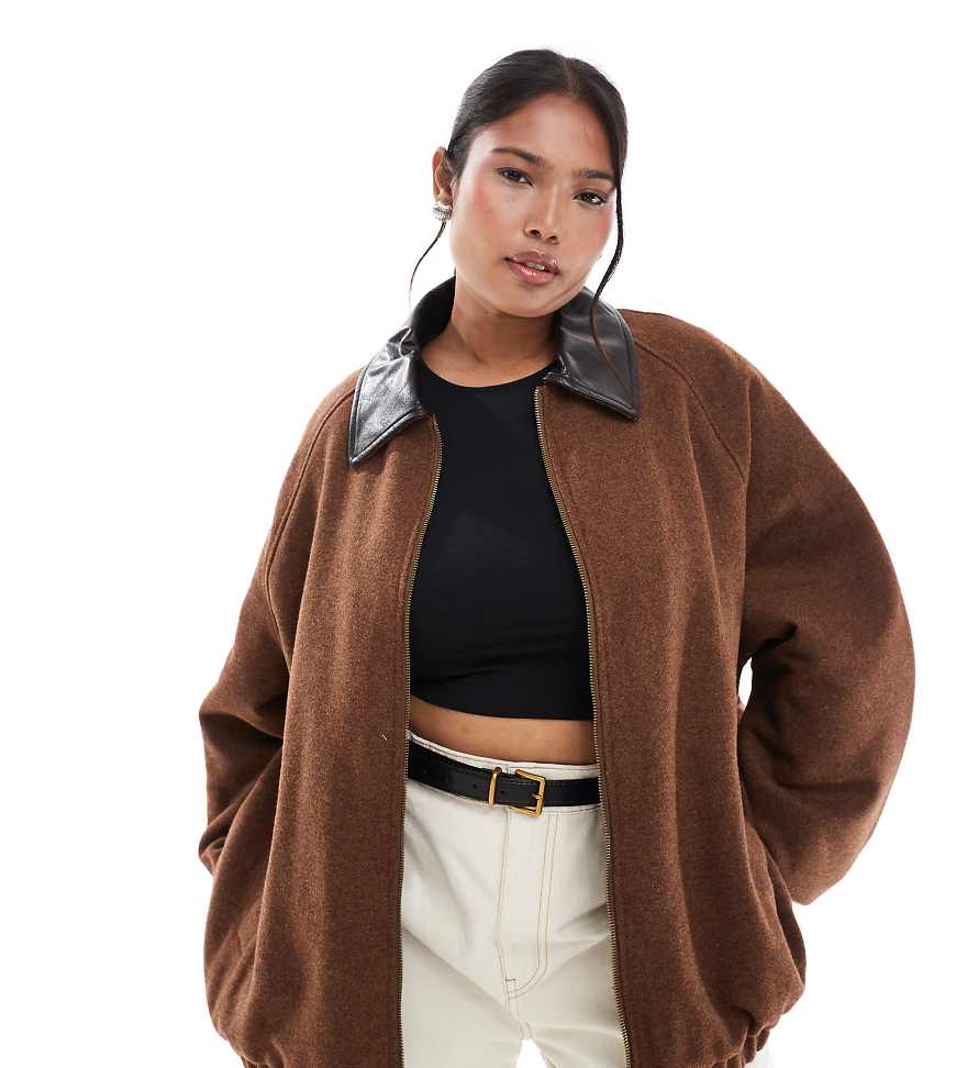 ASOS DESIGN Curve - Retro-Bomberjacke in Schokobraun aus Wollmix mit Kragen in Leder-Optik ASOS DESIGN Curve - Retro-Bomberjacke in Schokobraun aus Wollmix mit Kragen in Leder-Optik von ASOS Curve