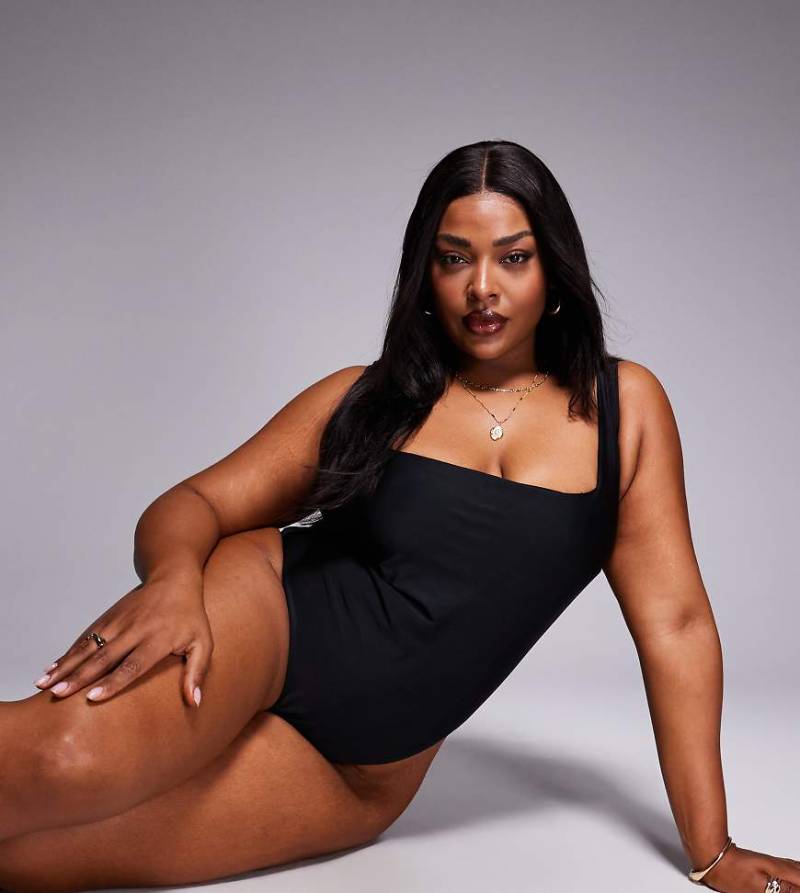 ASOS DESIGN Curve - Revenge - Figurformender Badeanzug in Schwarz mit eckigem Ausschnitt von ASOS Curve