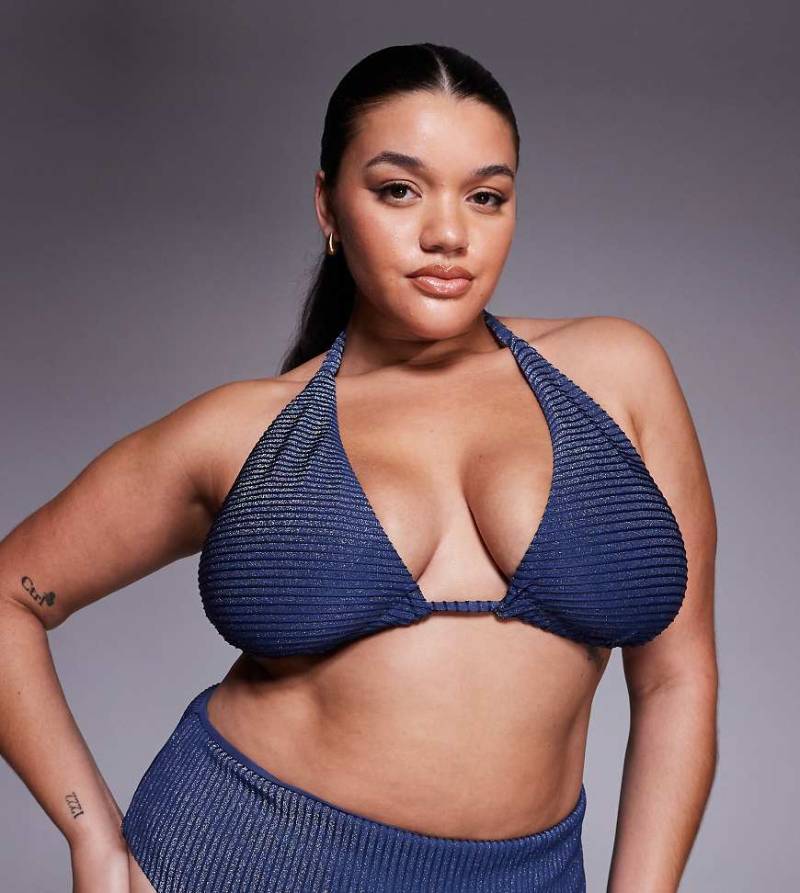 ASOS DESIGN Curve - Riddy Laguna - Glitzerndes, geripptes Bikinioberteil in Schieferblau mit hohem Trägeransatz von ASOS Curve