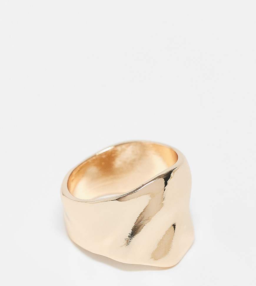 ASOS DESIGN Curve - Ring in Goldoptik mit Struktur in gehämmerter Optik-Goldfarben von ASOS Curve