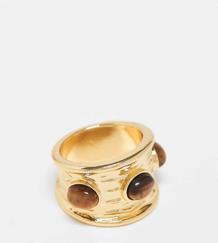 ASOS DESIGN Curve - Ring mit echten Tigerauge-Halbedelsteinen und 14-Karat-Vergoldung-Goldfarben von ASOS Curve
