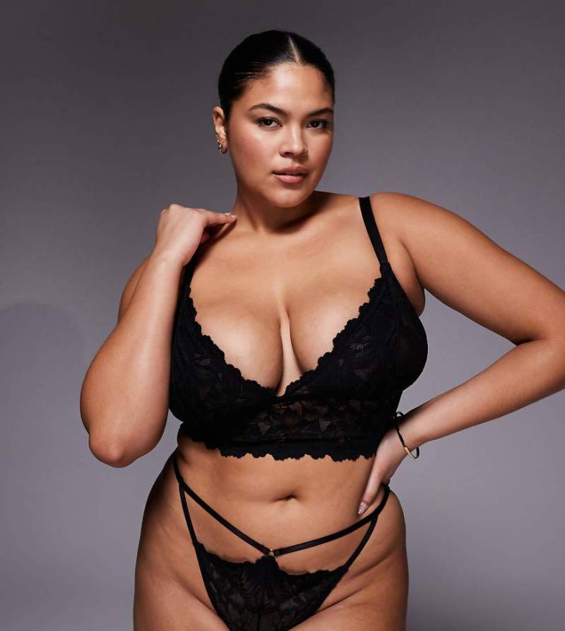 ASOS DESIGN Curve - Robbie - Lang geschnittener BH aus Spitze in Schwarz mit tiefem Ausschnitt von ASOS Curve