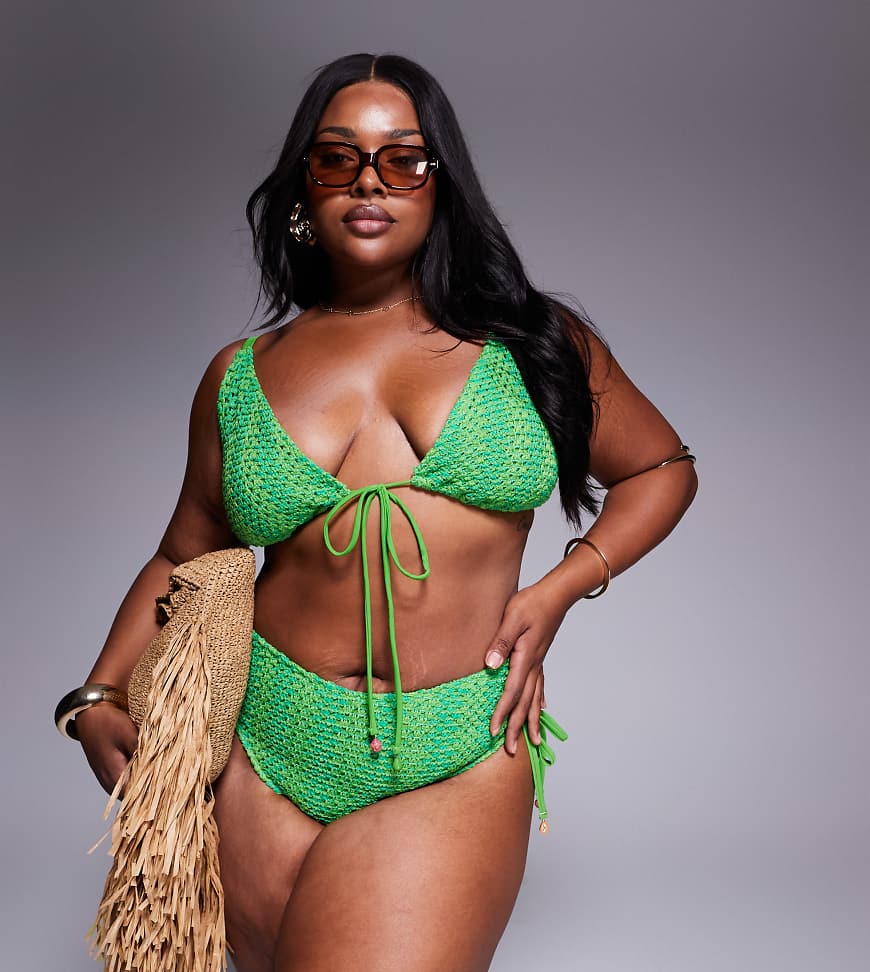 ASOS DESIGN Curve - Rosie - Gehäkeltes Triangel-Bikinioberteil in Grün mit Anhänger und hohem Trägeransatz ASOS DESIGN Curve - Rosie - Gehäkeltes Triangel-Bikinioberteil in Grün mit Anhänger und hohem Trägeransatz von ASOS Curve