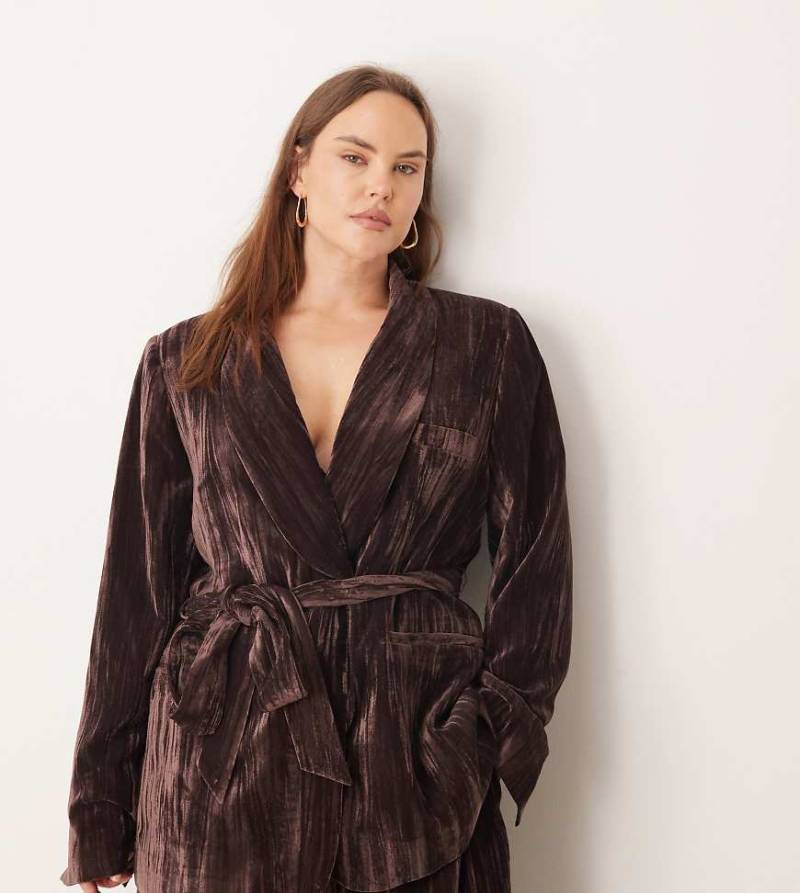 ASOS DESIGN Curve - Samtblazer in Schokobraun mit Taillengürtel, Kombiteil-Brown von ASOS Curve