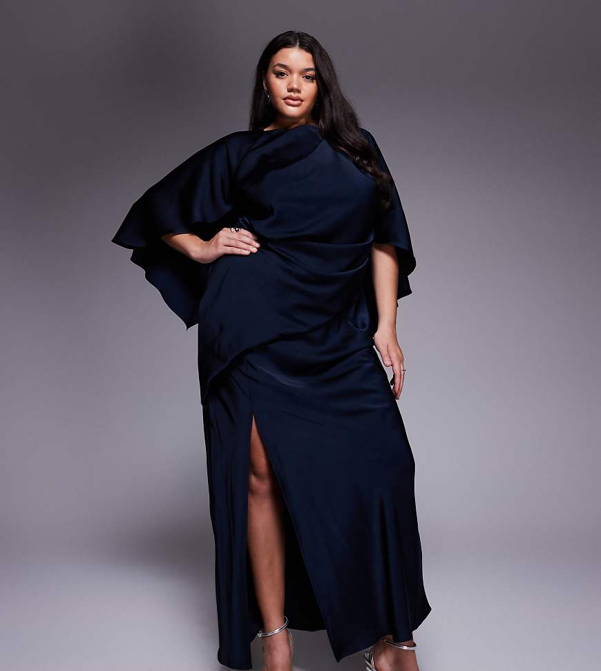 ASOS DESIGN Curve - Satin-Maxikleid in Marineblau mit gerüschten Cape-Ärmeln, Rückenausschnitt und hohem Schlitz-Bunt von ASOS Curve