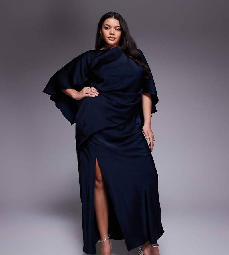 ASOS DESIGN Curve - Satin-Maxikleid in Marineblau mit gerüschten Cape-Ärmeln, Rückenausschnitt und hohem Schlitz-Bunt von ASOS Curve