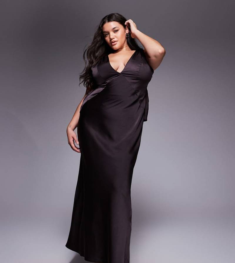 ASOS DESIGN Curve - Satin-Maxikleid in Schokobraun mit tiefem Ausschnitt, geknoteten Trägern und tiefem Wasserfallausschnitt am Rücken-Brown von ASOS Curve