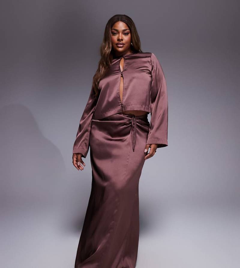 ASOS DESIGN Curve - Satin-Maxirock in Schokobraun mit Raffung, Kombiteil-Brown von ASOS Curve