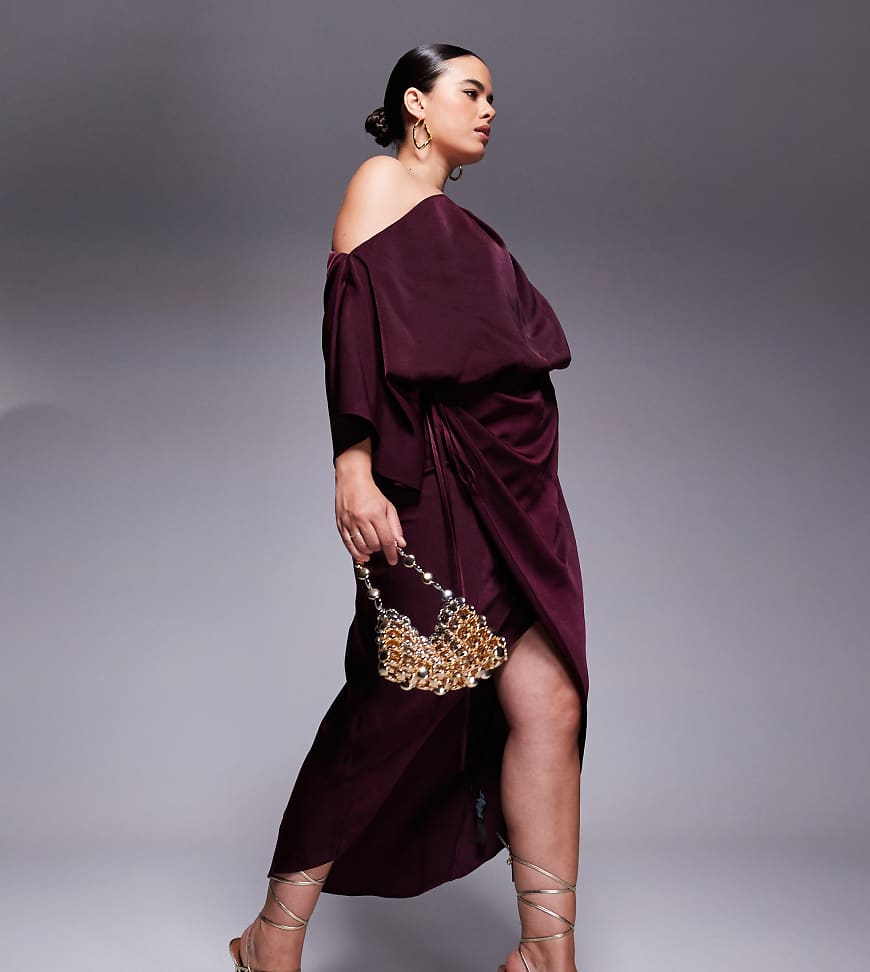 ASOS DESIGN Curve - Satin-Midikleid in Burgunderrot mit abfallender Schulterpartie und Wickelrock ASOS DESIGN Curve - Satin-Midikleid in Burgunderrot mit abfallender Schulterpartie und Wickelrock von ASOS Curve