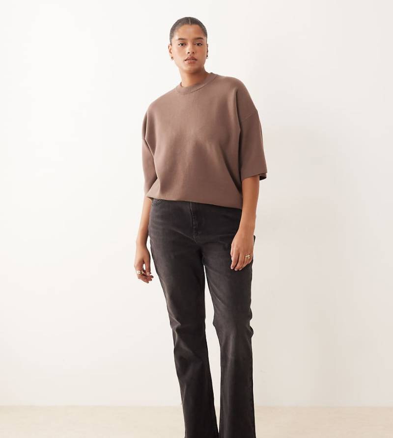 ASOS DESIGN Curve - Schlagjeans in verwaschenem Schwarz mit mittelhohem Bund von ASOS Curve