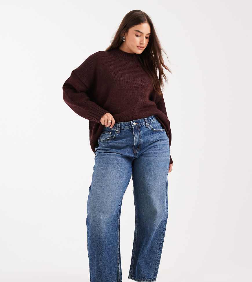 ASOS DESIGN Curve - Schmal geschnittene Barrel-Leg-Jeans in Mittelblau von ASOS Curve