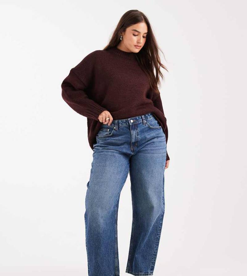 ASOS DESIGN Curve - Schmal geschnittene Barrel-Leg-Jeans in Mittelblau von ASOS Curve