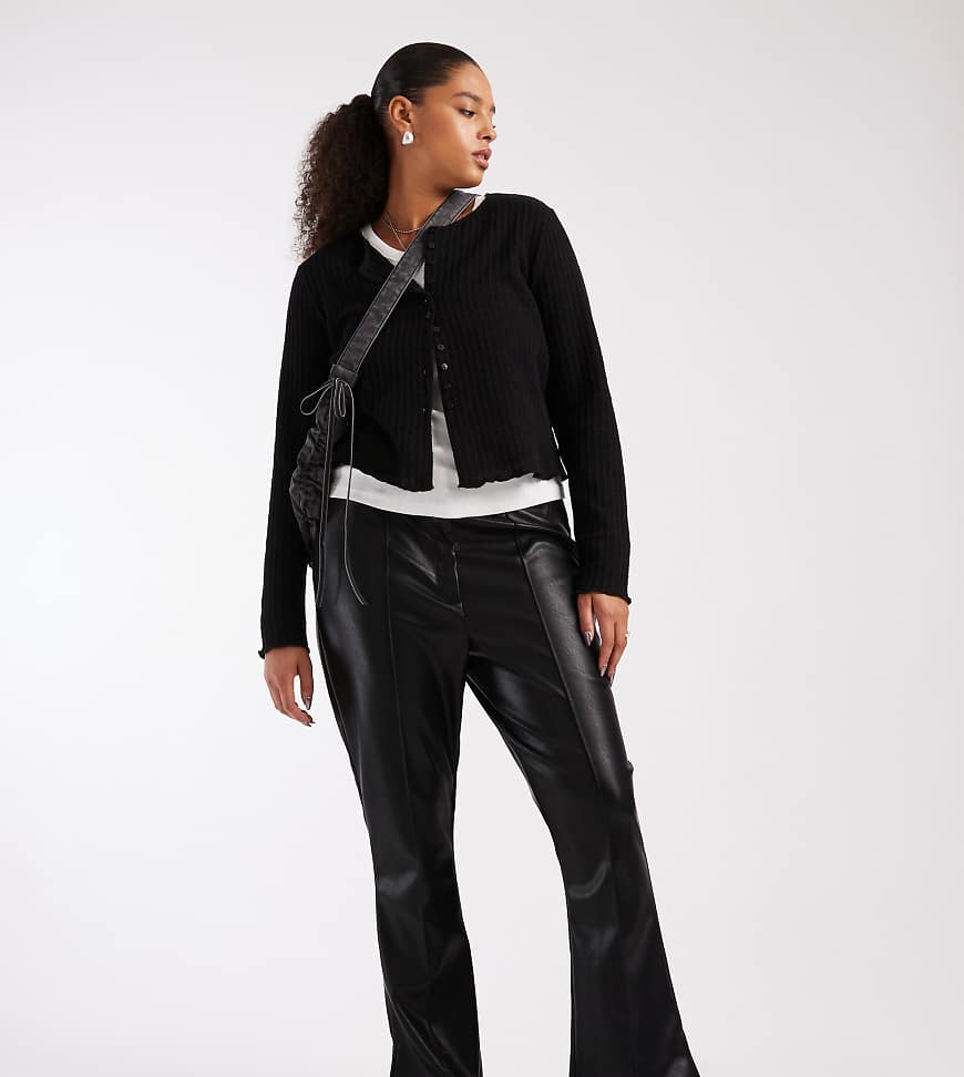 ASOS DESIGN Curve - Schmal geschnittene Schlaghose in schwarzer Leder-Optik mit Biesen von ASOS Curve