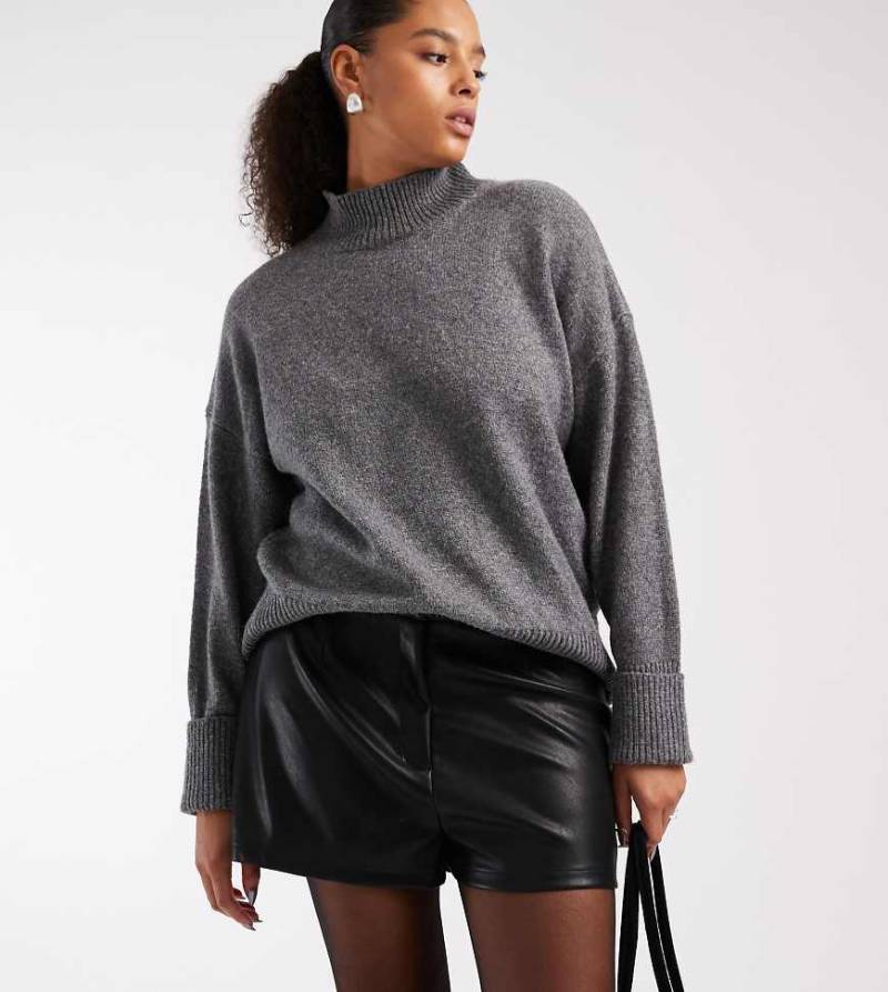 ASOS DESIGN Curve - Schmal geschnittene Shorts aus Kunstleder in Schwarz von ASOS Curve