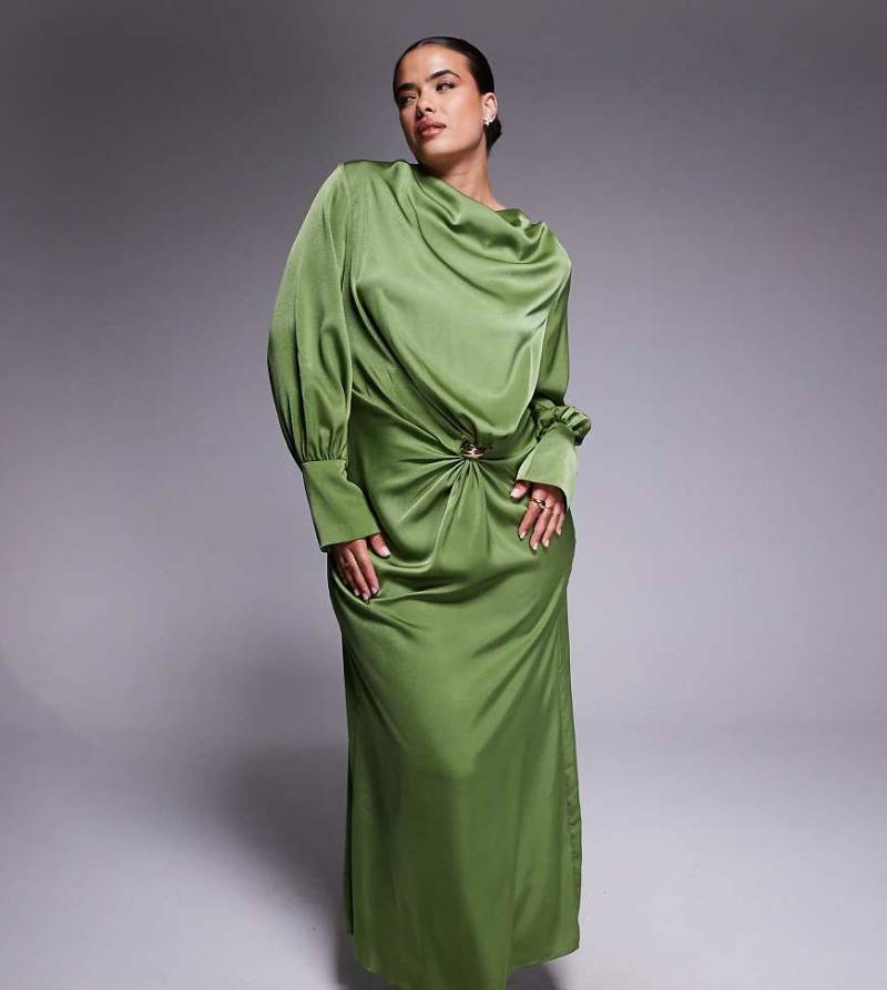ASOS DESIGN Curve - Schräg geschnittenes Maxikleid aus Satin in Olivgrün mit verdrehter Vorderseite und goldfarbenem Metallbesatz von ASOS Curve