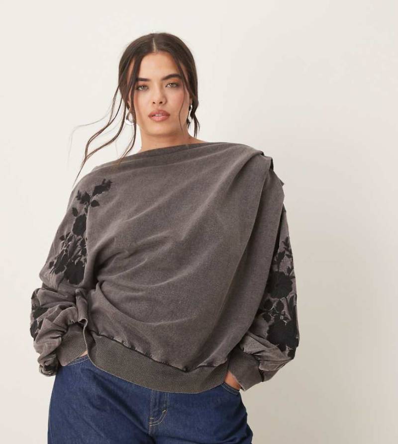 ASOS DESIGN Curve - Schulterfreier Sweatshirt mit Stickerei in verwaschenem Schwarz von ASOS Curve