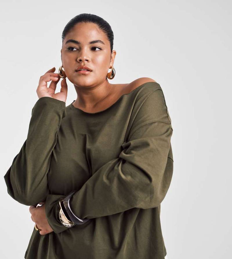 ASOS DESIGN Curve - Schulterfreies, langärmliges T-Shirt in dunklem Oliv-Grün von ASOS Curve