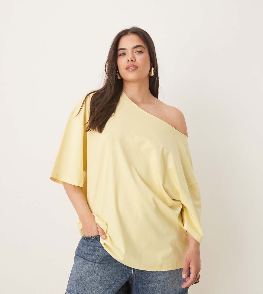 ASOS DESIGN Curve - Schulterfreies, locker sitzendes Oversize-T-Shirt in Buttermilch-Gelb von ASOS Curve