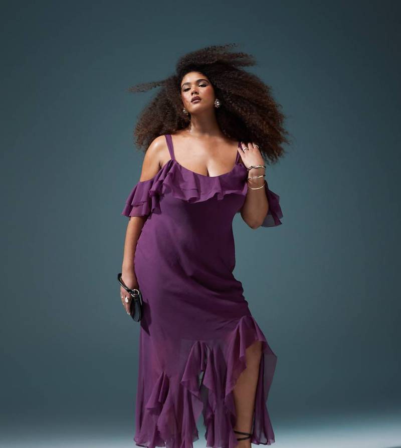 ASOS DESIGN Curve - Schulterfreies Maxikleid in Aubergine mit asymmetrischen Godetfalten und Rüschen-Lila von ASOS Curve