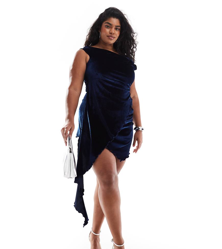 ASOS DESIGN Curve - Schulterfreies Samt-Minikleid in Marineblau mit verdrehtem Detail und asymmetrischem Saum-Schwarz ASOS DESIGN Curve - Schulterfreies Samt-Minikleid in Marineblau mit verdrehtem Detail und asymmetrischem Saum-Schwarz von ASOS Curve