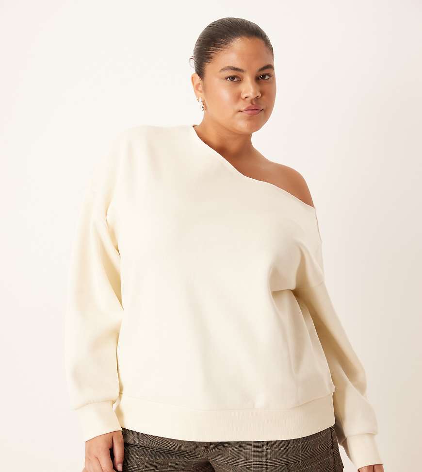 ASOS DESIGN Curve - Schulterfreies Sweatshirt in Cremeweiß mit weicher Innenseite ASOS DESIGN Curve - Schulterfreies Sweatshirt in Cremeweiß mit weicher Innenseite von ASOS Curve