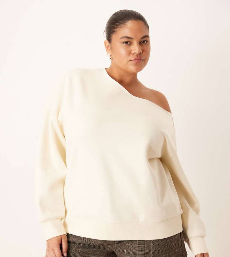 ASOS DESIGN Curve - Schulterfreies Sweatshirt in Cremeweiß mit weicher Innenseite von ASOS Curve