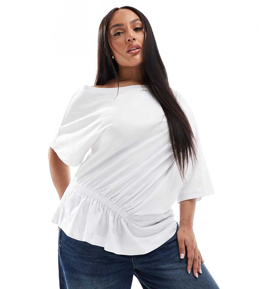 ASOS DESIGN Curve - Schulterfreies T-Shirt in Weiß mit Raffung und Gummiband ASOS DESIGN Curve - Schulterfreies T-Shirt in Weiß mit Raffung und Gummiband von ASOS Curve