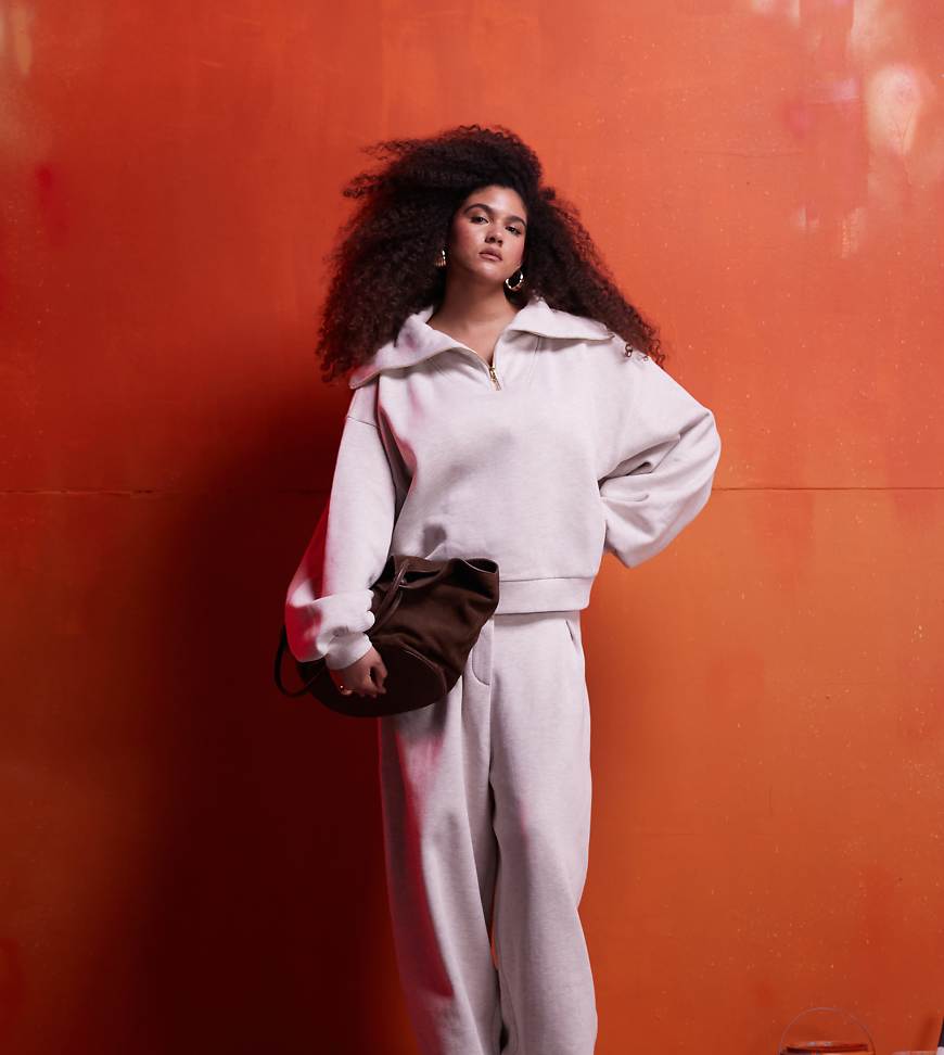 ASOS DESIGN Curve - Schwere Jogginghose in Hellbeige, Kombiteil-Neutral von ASOS Curve