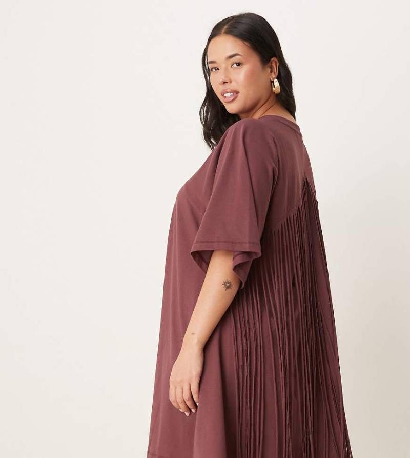 ASOS DESIGN Curve - Schwingendes T-Shirt-Minikleid in Schokobraun mit Fransendetails hinten von ASOS Curve