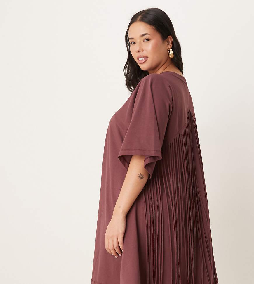ASOS DESIGN Curve - Schwingendes T-Shirt-Minikleid in Schokobraun mit Fransendetails hinten ASOS DESIGN Curve - Schwingendes T-Shirt-Minikleid in Schokobraun mit Fransendetails hinten von ASOS Curve