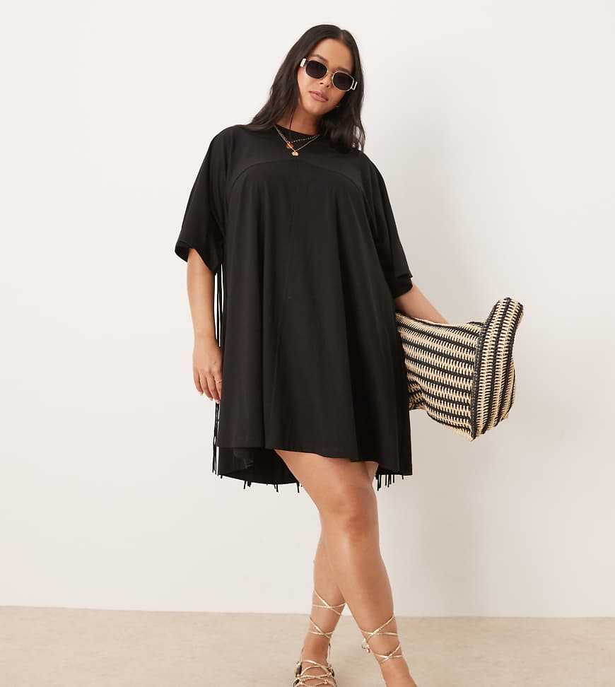 ASOS DESIGN Curve - Schwingendes T-Shirt-Minikleid in Schwarz mit Fransendetails hinten von ASOS Curve