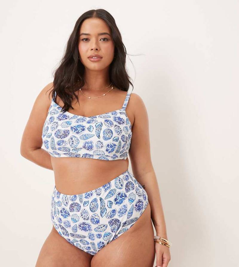 ASOS DESIGN Curve - Shelina - Bikiniunterteil mit hohem Beinausschnitt, Muschelprint und hohem Bund-Blau von ASOS Curve