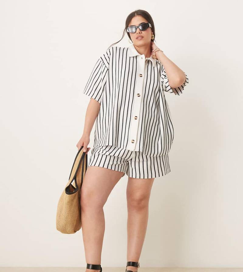 ASOS DESIGN Curve - Shorts in Cremeweiß und Marineblau mit strukturiertem Streifenmuster, Kombiteil-Bunt von ASOS Curve