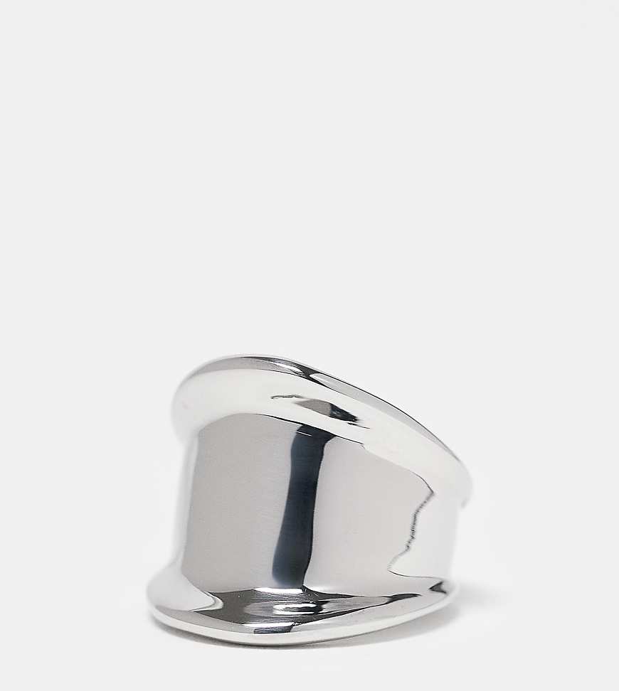ASOS DESIGN Curve - Silberfarbener Ring aus wasserfestem Edelstahl mit abstraktem Design ASOS DESIGN Curve - Silberfarbener Ring aus wasserfestem Edelstahl mit abstraktem Design von ASOS Curve