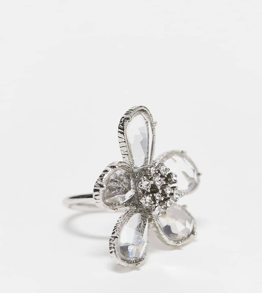 ASOS DESIGN Curve - Silberfarbener Ring mit Strass-Blumendesign ASOS DESIGN Curve - Silberfarbener Ring mit Strass-Blumendesign von ASOS Curve