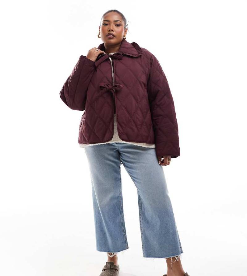 ASOS DESIGN Curve - Steppjacke in Burgunderrot mit Rüschenkragen und Schnürung vorne von ASOS Curve