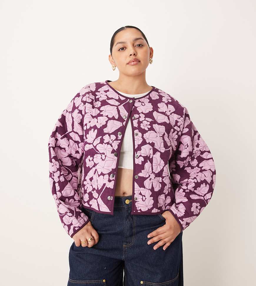 ASOS DESIGN Curve - Steppjacke in Pflaume mit All-over-Blumenprint-Lila von ASOS Curve