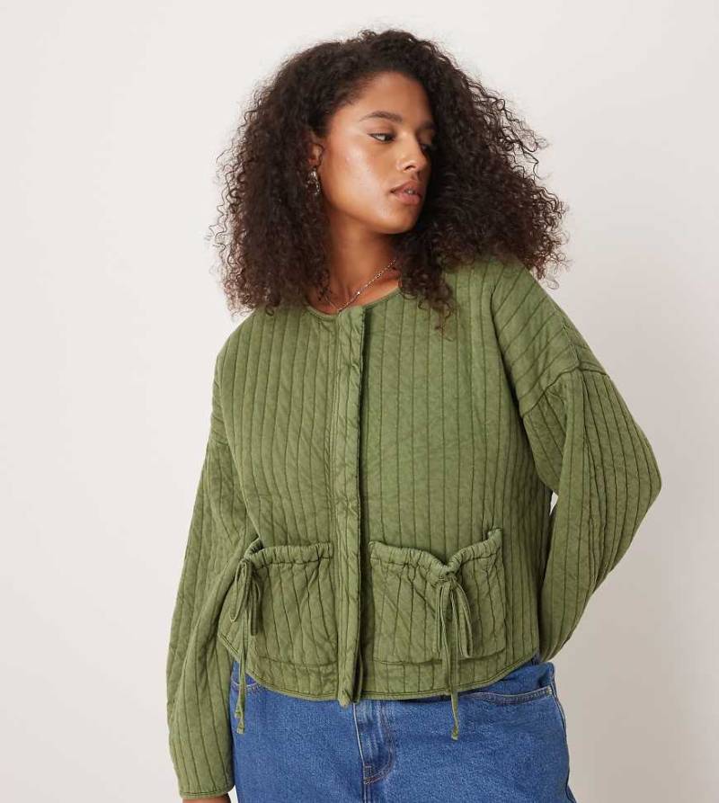 ASOS DESIGN Curve - Steppjacke in verwaschenem Khaki mit Schleifenverzierung an der Tasche-Grün von ASOS Curve