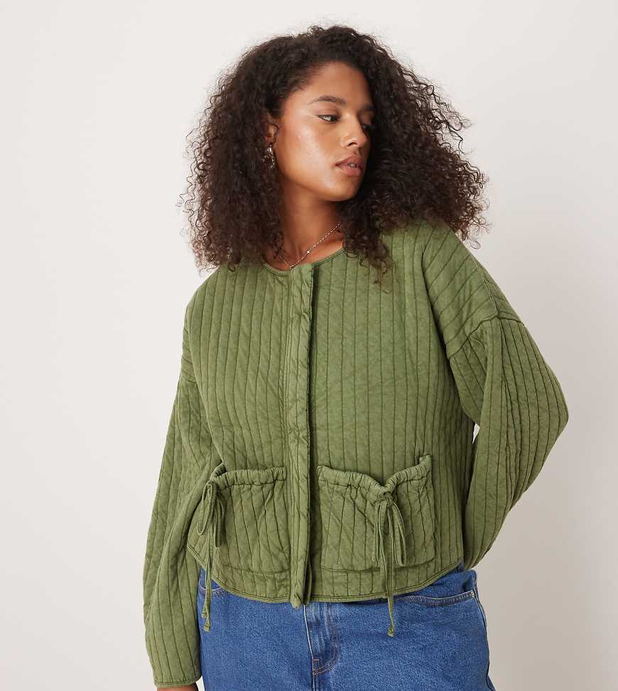 ASOS DESIGN Curve - Steppjacke in verwaschenem Khaki mit Schleifenverzierung an der Tasche-Grün von ASOS Curve