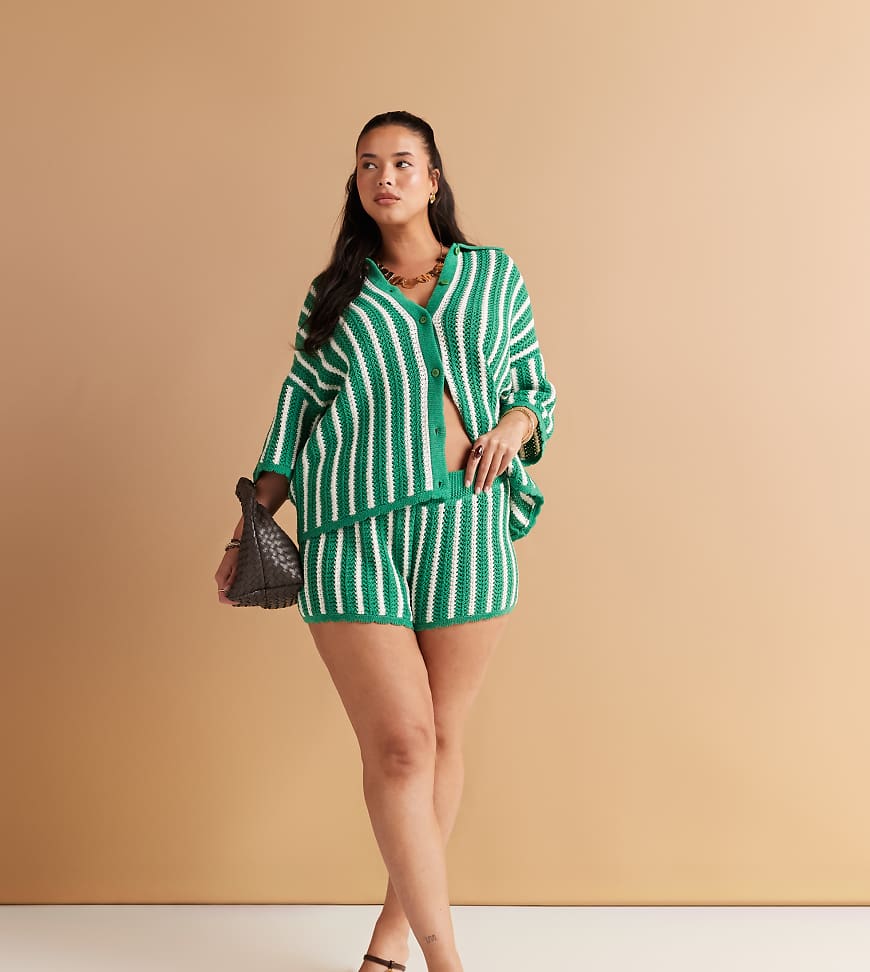 ASOS DESIGN Curve - Strickhemd in gestreiftem Grün mit Muschelkante, Kombiteil ASOS DESIGN Curve - Strickhemd in gestreiftem Grün mit Muschelkante, Kombiteil von ASOS Curve