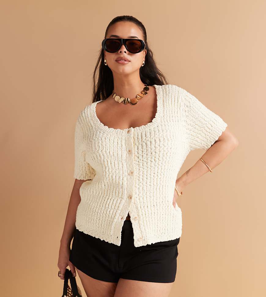 ASOS DESIGN Curve - Strickjacke aus strukturiertem Garn in Cremeweiß mit U-Ausschnitt und Knopfleiste von ASOS Curve