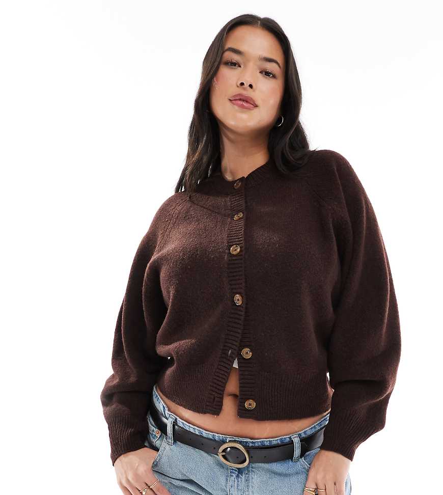 ASOS DESIGN Curve - Strickjacke in Braun mit Raglan-Ärmeln und Rundhalsausschnitt von ASOS Curve