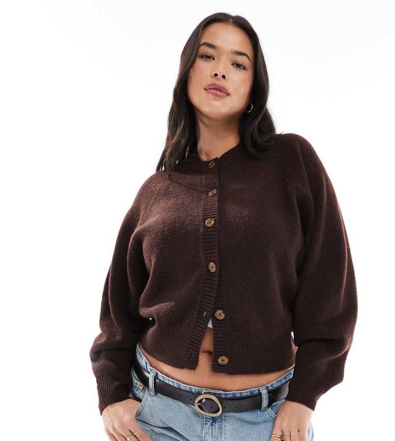 ASOS DESIGN Curve - Strickjacke in Braun mit Raglan-Ärmeln und Rundhalsausschnitt von ASOS Curve