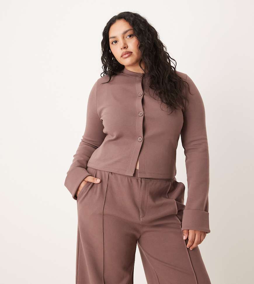 ASOS DESIGN Curve - Strickjacke in Braun mit umgeschlagenen Bündchen-Brown von ASOS Curve