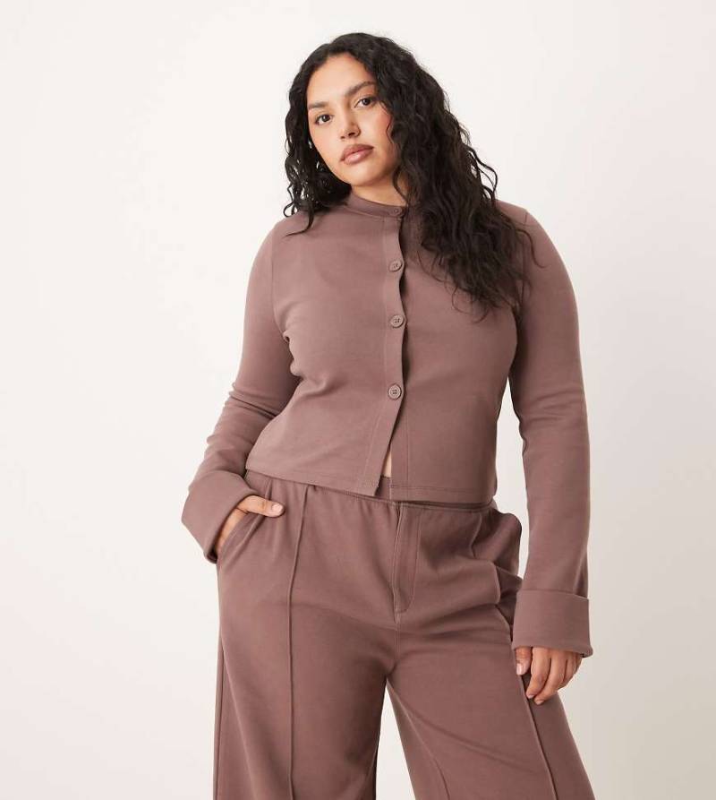 ASOS DESIGN Curve - Strickjacke in Braun mit umgeschlagenen Bündchen-Brown von ASOS Curve
