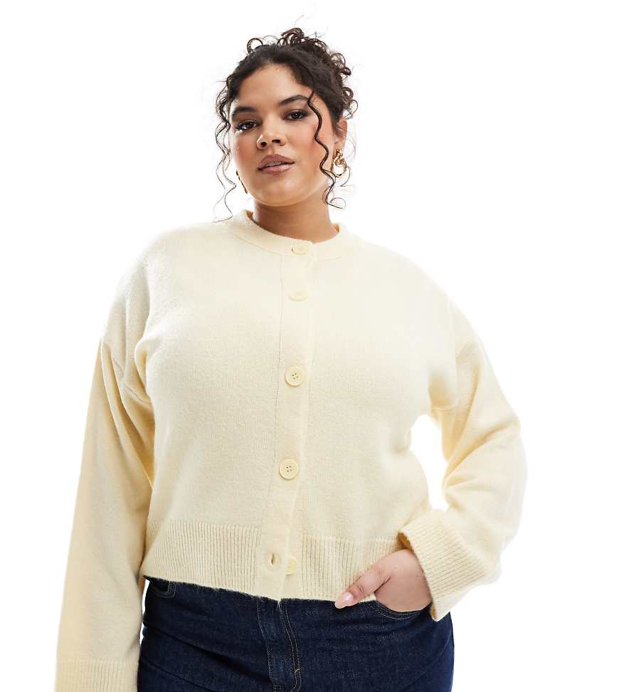 ASOS DESIGN Curve - Strickjacke in Buttermilchgelb mit Rundhalsausschnitt ASOS DESIGN Curve - Strickjacke in Buttermilchgelb mit Rundhalsausschnitt von ASOS Curve