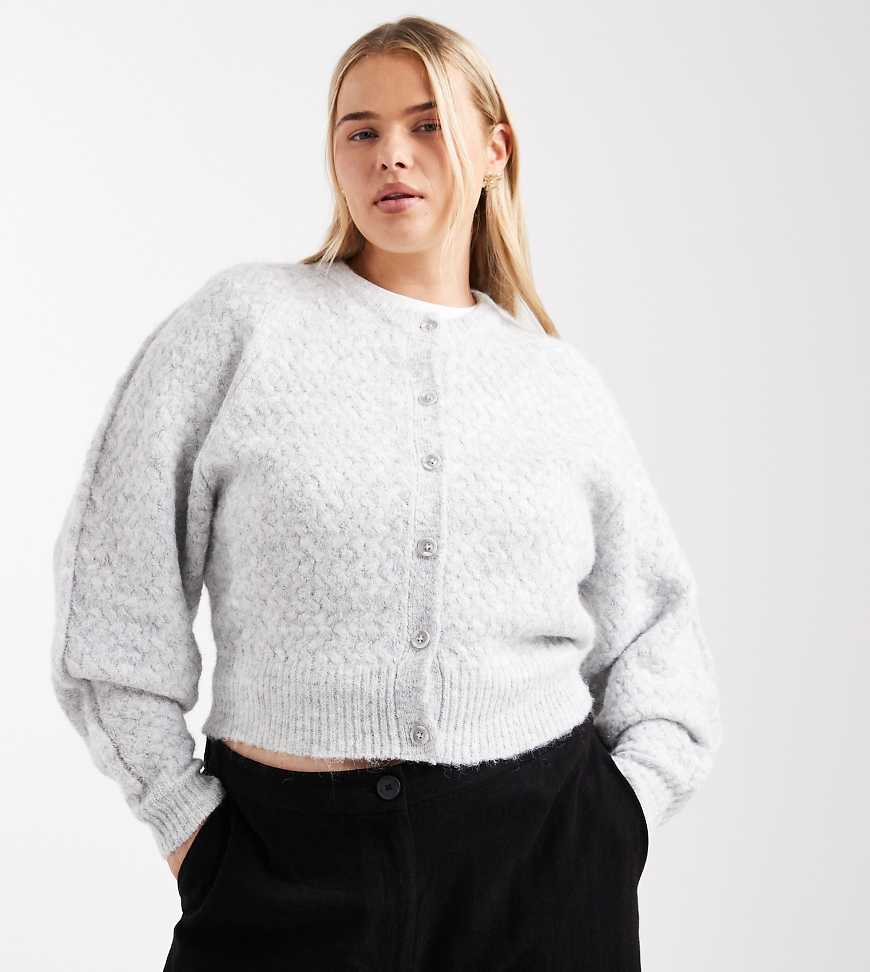 ASOS DESIGN Curve - Strickjacke in Hellgrau mit Nahtdetail und Rundhalsausschnitt von ASOS Curve