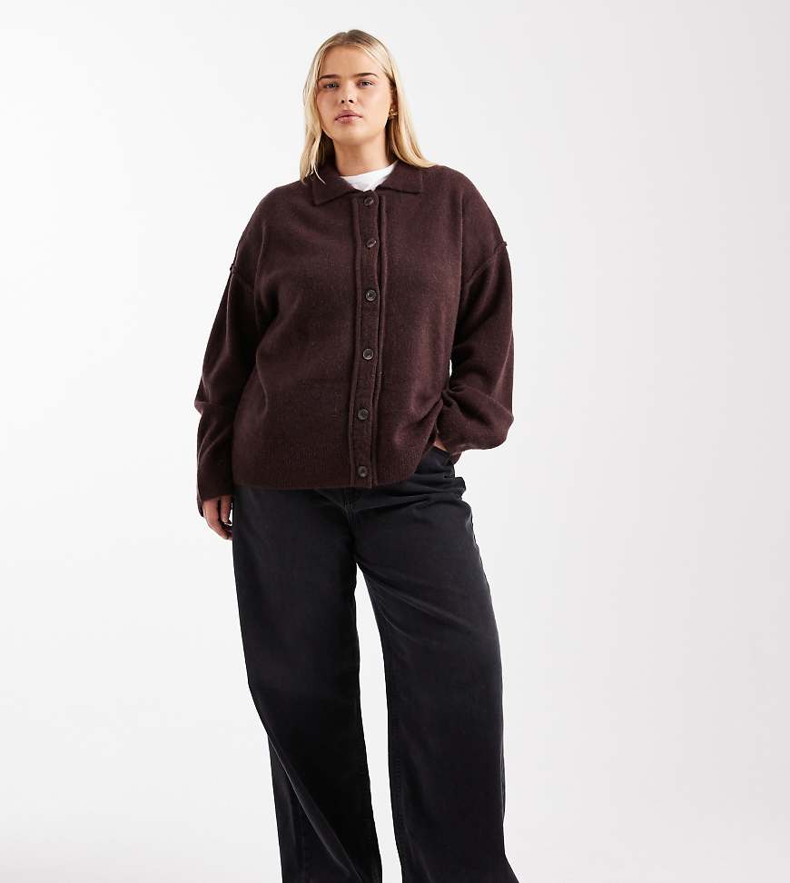 ASOS DESIGN Curve - Strickjacke in Pflaume mit Hemdkragen und Ziernaht-Lila von ASOS Curve
