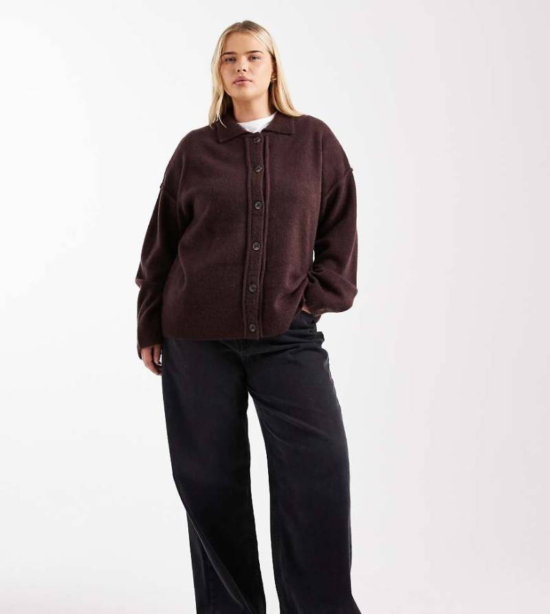 ASOS DESIGN Curve - Strickjacke in Pflaume mit Hemdkragen und Ziernaht-Lila von ASOS Curve