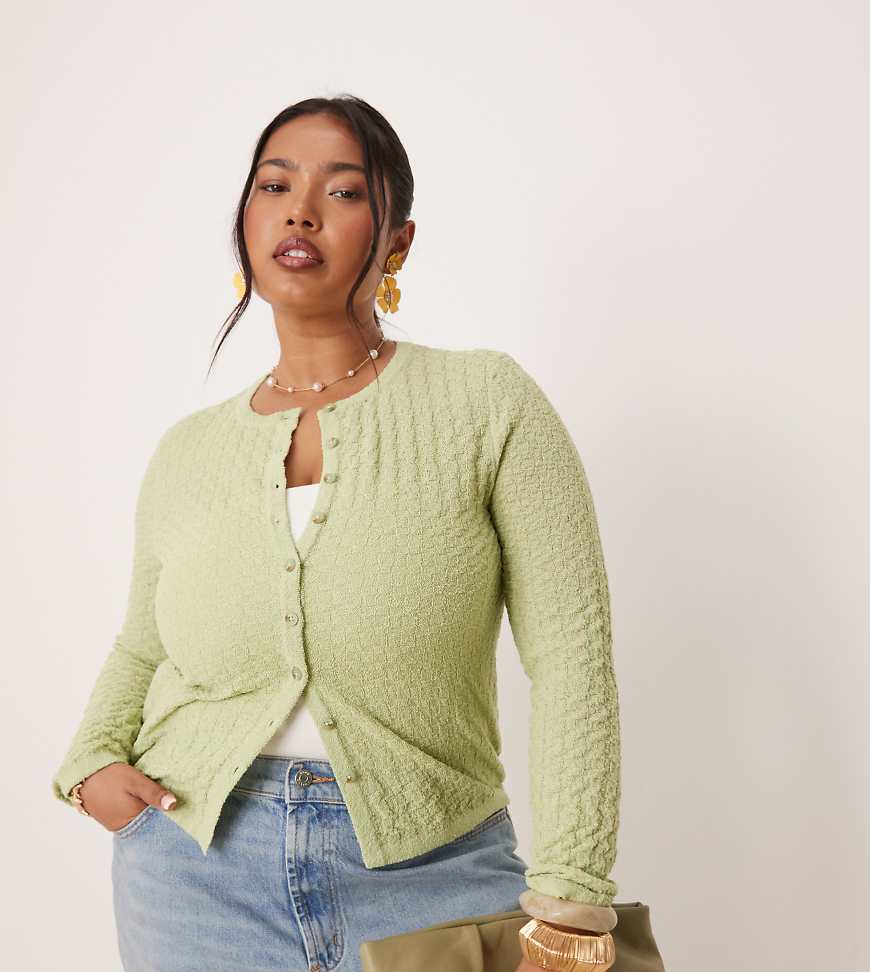 ASOS DESIGN Curve - Strickjacke in Salbeigrün mit Maschenmuster und Rundhalsausschnitt von ASOS Curve